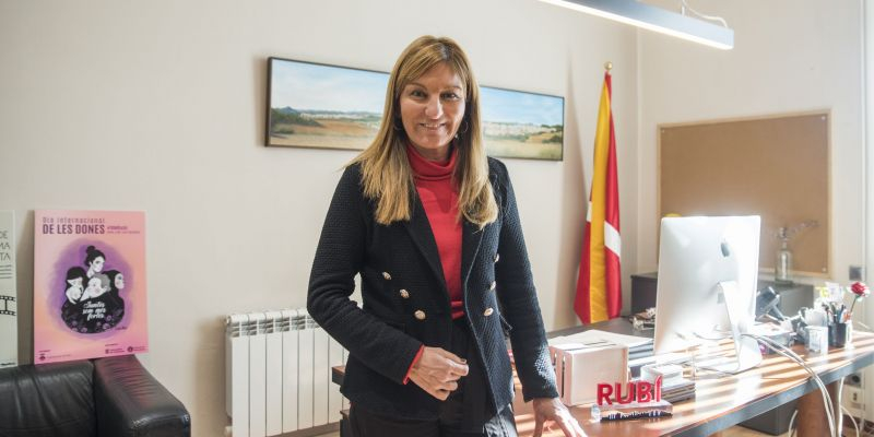 Ana María Martínez al seu despatx de l'Ajuntament de Rubí. FOTO: Bernat Millet