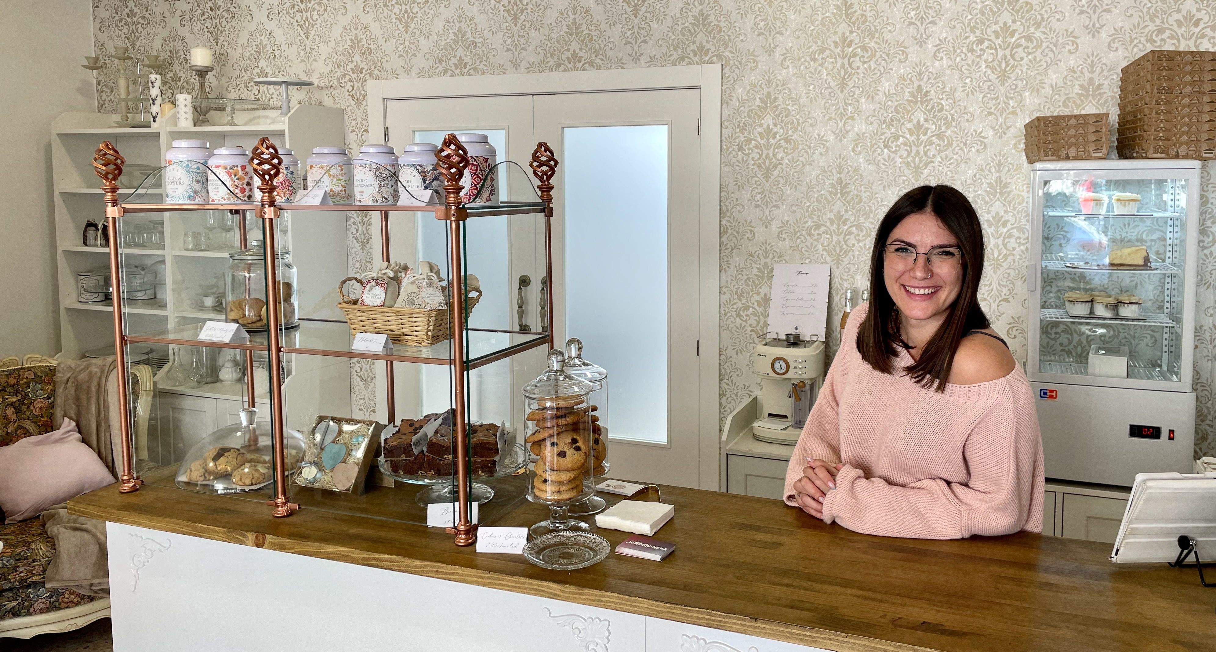 La Mireia Rey al mostrador de Cake Designer, al barri de Sant Jordi Parc. FOTO: NHS