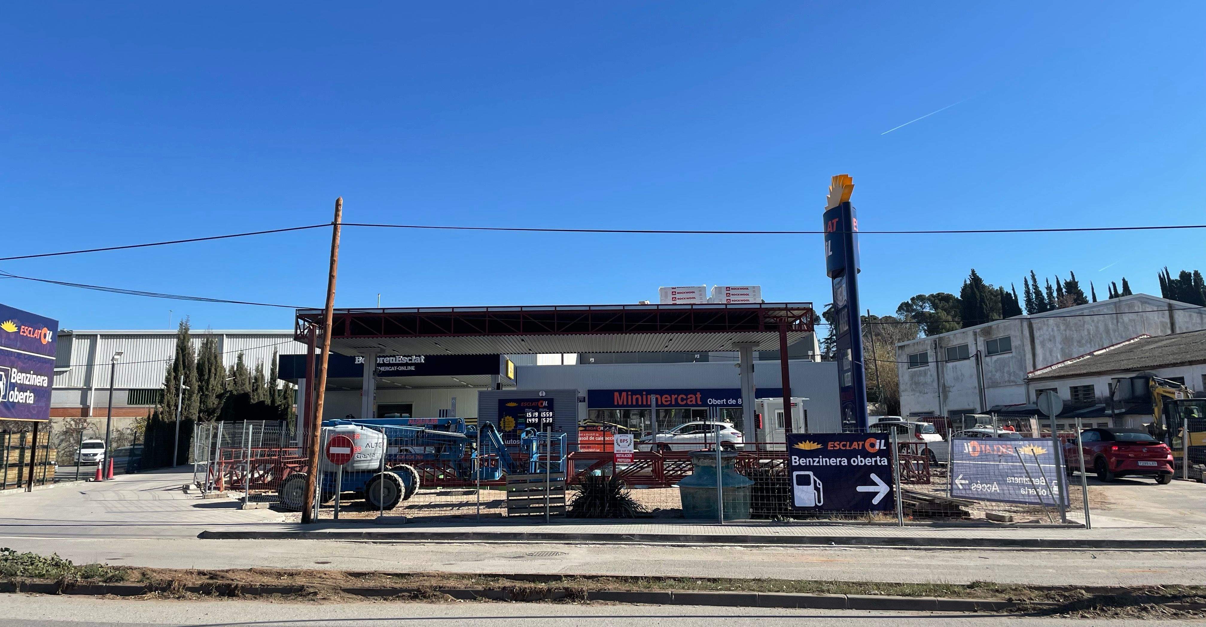 Obres a la benzinera EsclatOil de Rubí. FOTO: NHS