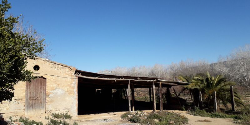 La masia té edificacions annexes posteriors a la seva construcció que es retiraran. FOTO: NHS