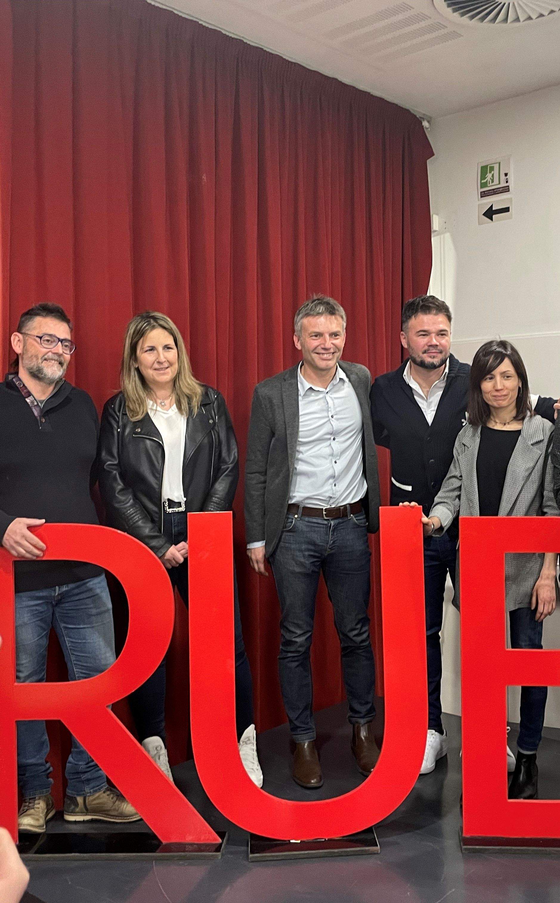 Xavier Corbera, al centre, i Gabriel Rufián, a la dreta, amb part del seu equip. FOTO: Estela Luengo