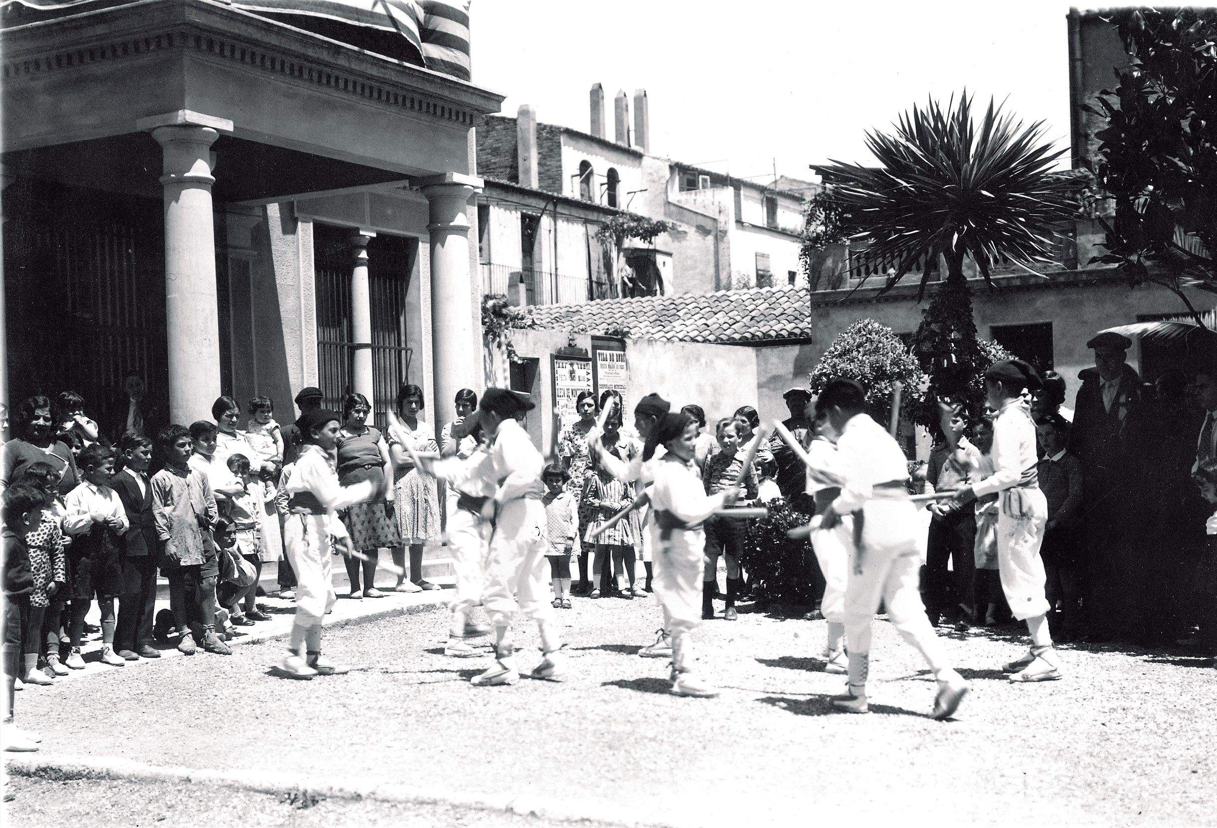 Ball de bastons, anys 30. FOTO: Fundació Museu-Biblioteca de Rubí
