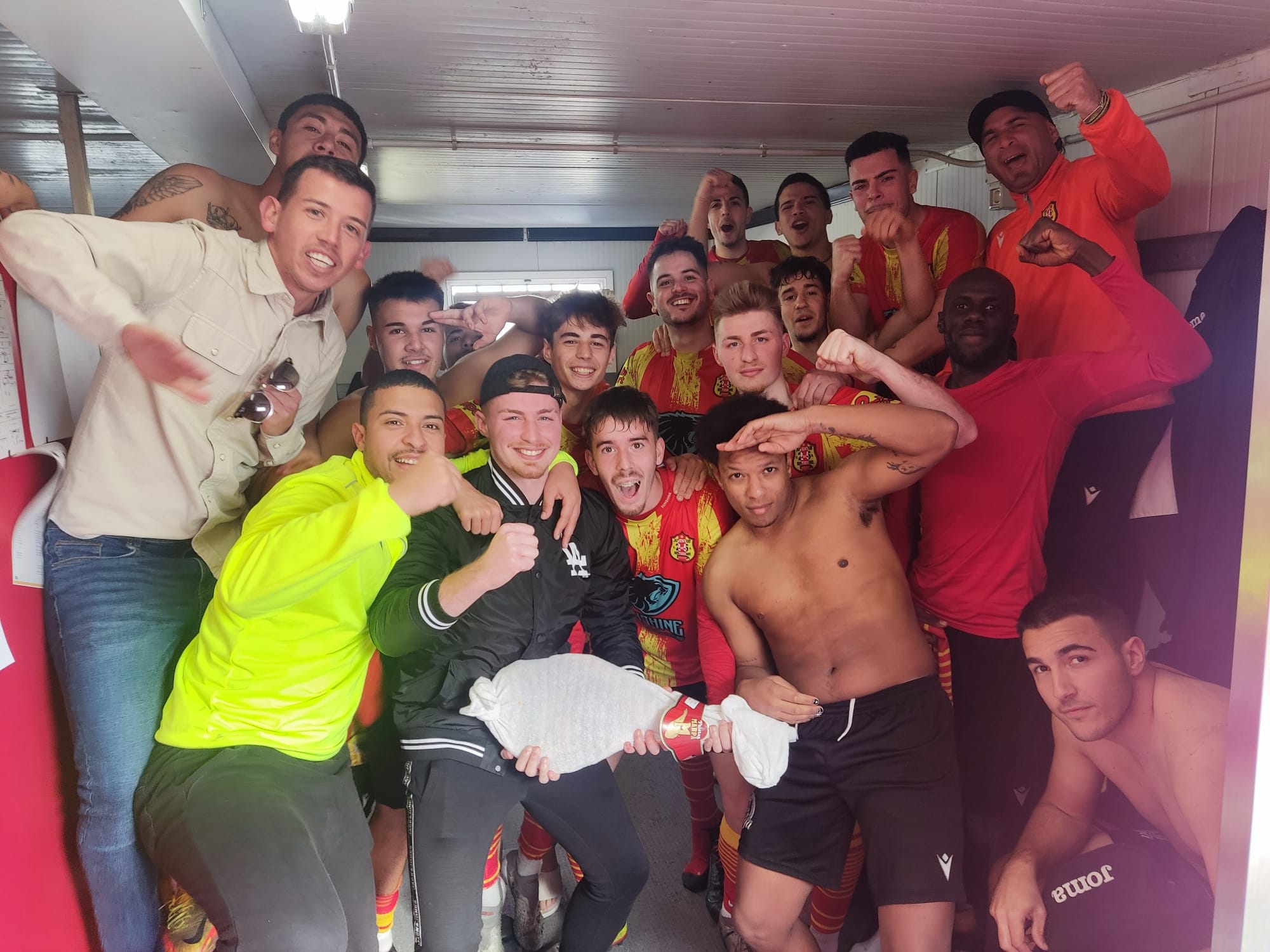 Jugadors del Veinti celebrant la victòria. FOTO: Cedida