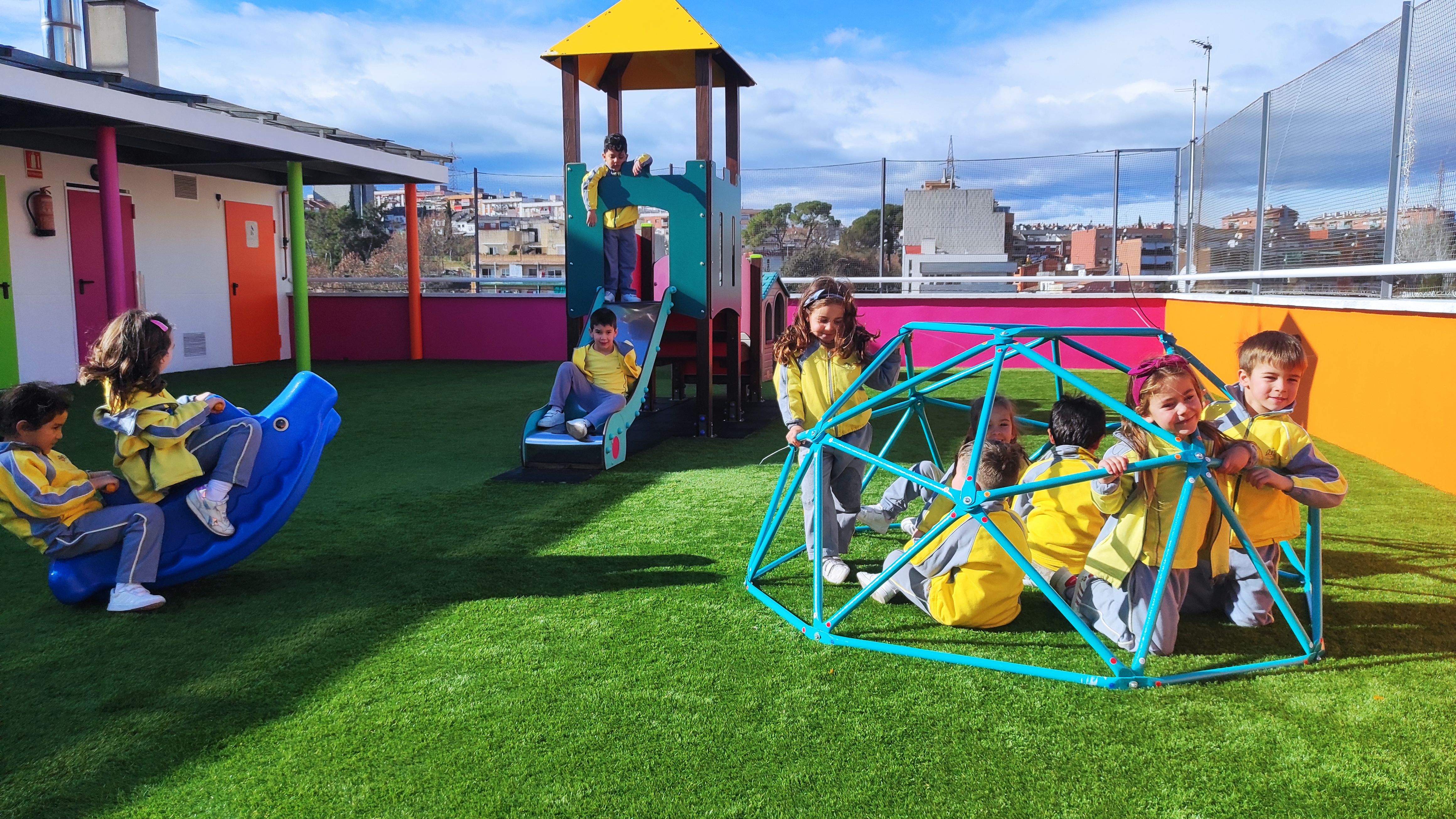 Pati de l'escola Regina Carmeli de Rubí, referent en qualitat educativa. FOTO: Cedida