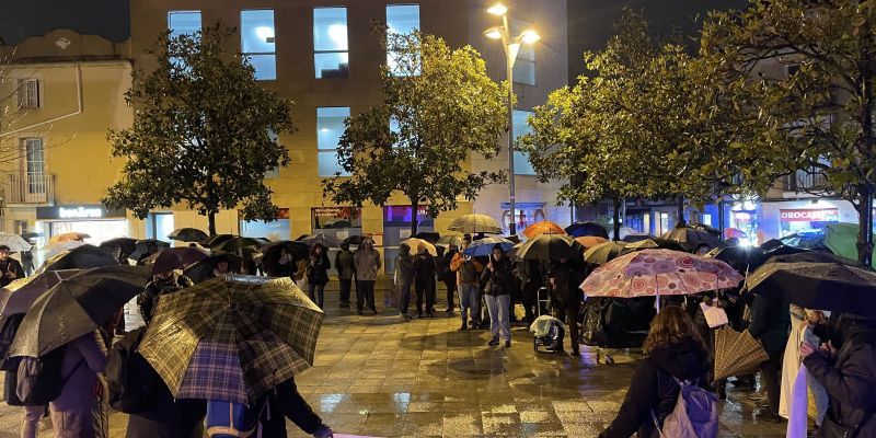 Concentració sota la pluja per denunciar el cas de Brian Ríos. FOTO: NHS
