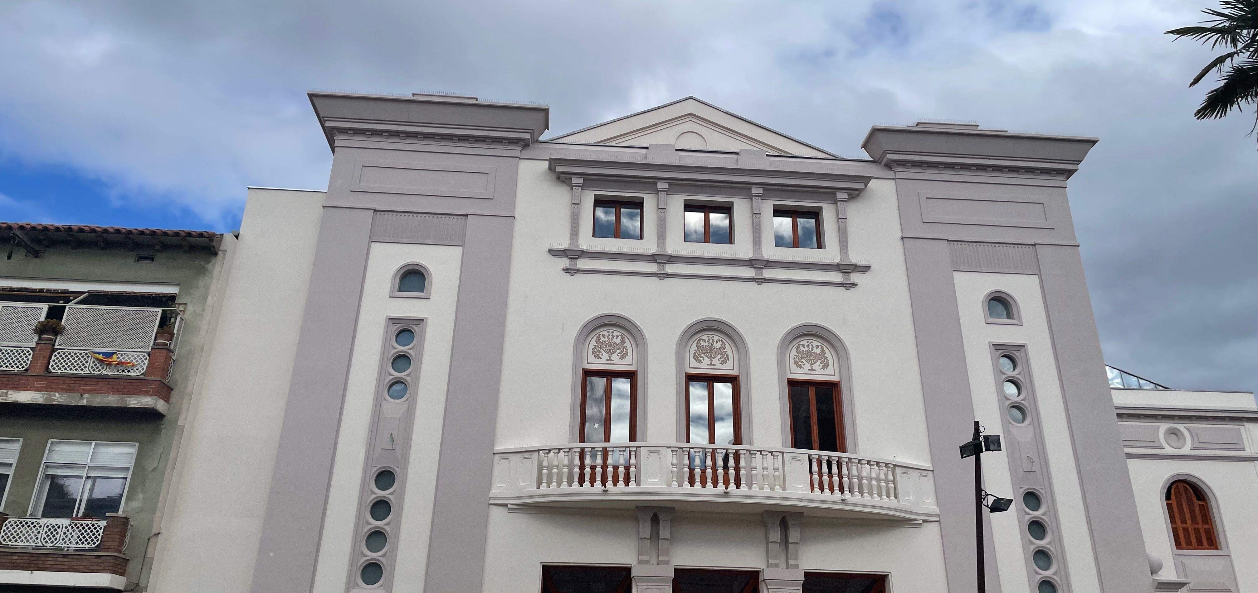 La cabina de projeccions del cinema del Casino es trobava a la part més alta de l'edifici, damunt les tres finestres. FOTO: NHS