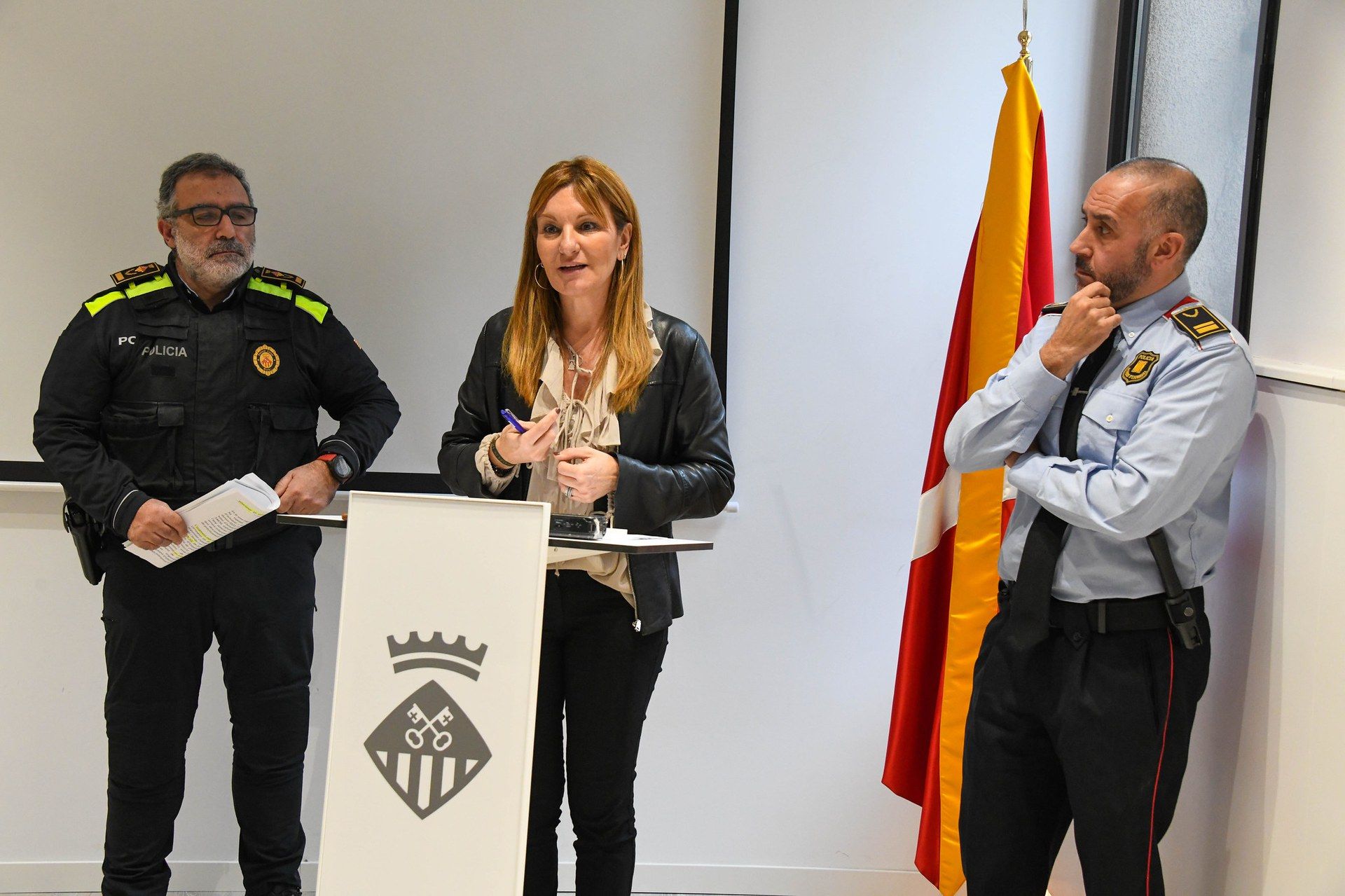 El cap de la Policia local, Oriol Sánchez, l'alcaldessa de Rubí, Ana María Martínez, i el responsable de Mossos a Rubí, Toni Rodríguez, en la roda de premsa de la Junta Local de Seguretat. FOTO: Ajuntament de Rubí-Localpres El cap de la Policia local, Oriol Sánchez, l'alcaldessa de Rubí, Ana María Martínez, i el responsable de Mossos a Rubí, Toni Rodríguez, en la roda de premsa de la Junta Local de Seguretat. FOTO: Ajuntament de Rubí-Localpres