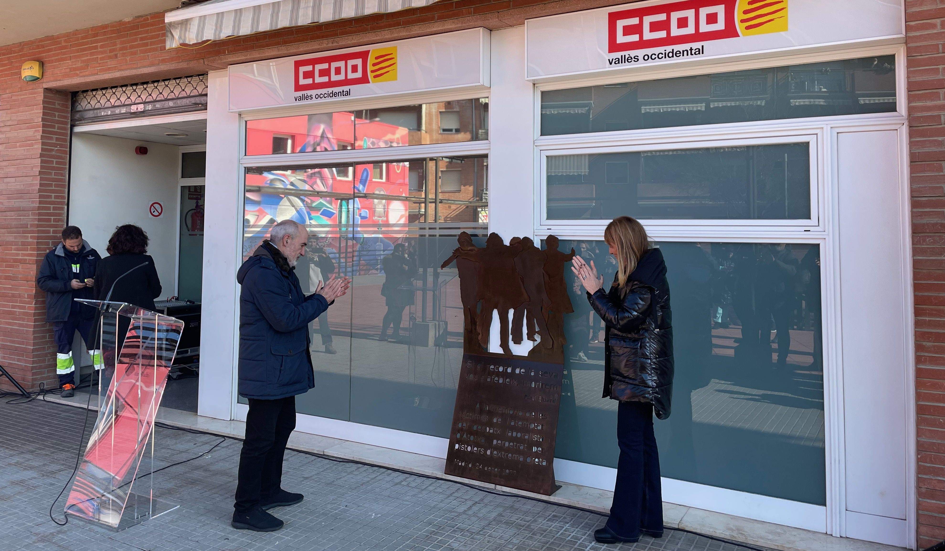 Alejandro Ruiz-Huerta, en el moment de descobrir el monolit en record als assassinats a Atocha, amb l'alcaldessa de Rubí. FOTO: NHS