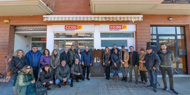 El monòlit amb els assistents a l'acte d'inauguració. FOTO: Ajuntament de Rubí - Localpres