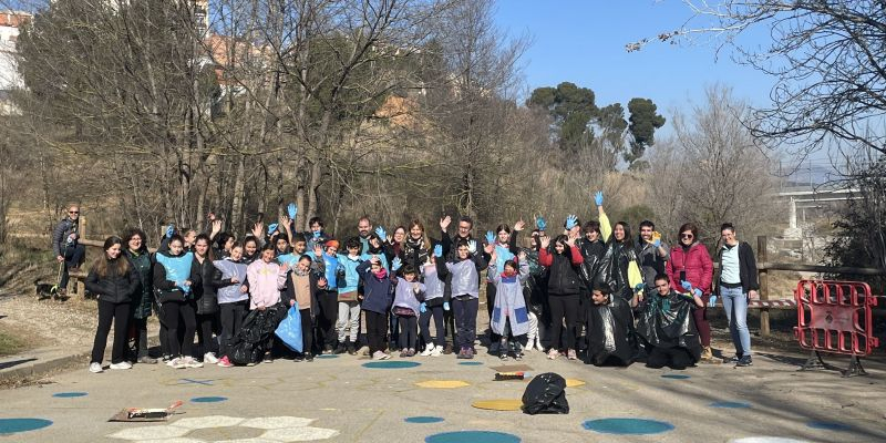 Grup d'infants i joves que han pintat el pictograma que dona pas a la zona del parc. FOTO: Estela Luengo