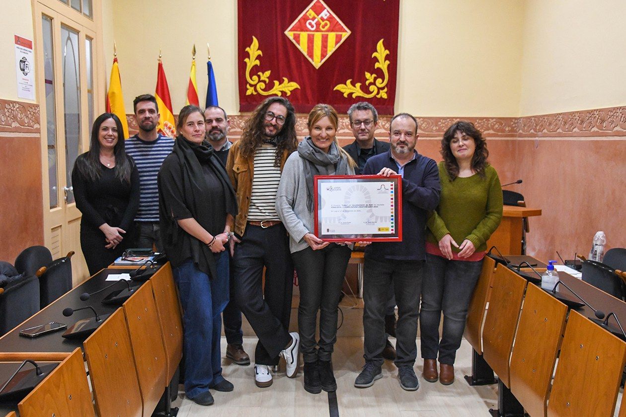L’alcaldessa en el moment de lliurar el premi a l’equip d’edRa. FOTO: Ajuntament de Rubí