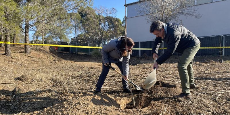 Andrés Medrano, el regidor de Sostenibilitat i Medi i Elena Montesinos, la regidora de Participació Ciutadana, plantant un arbre al nou espai verd de la carretera Art. FOTO: Estela Luengo.