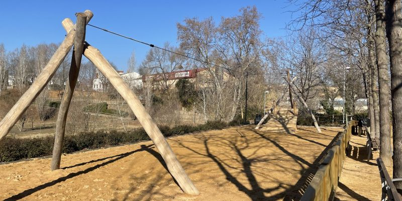 La tirolina del parc, una de les noves estructures lúdiques. FOTO: Estela Luengo