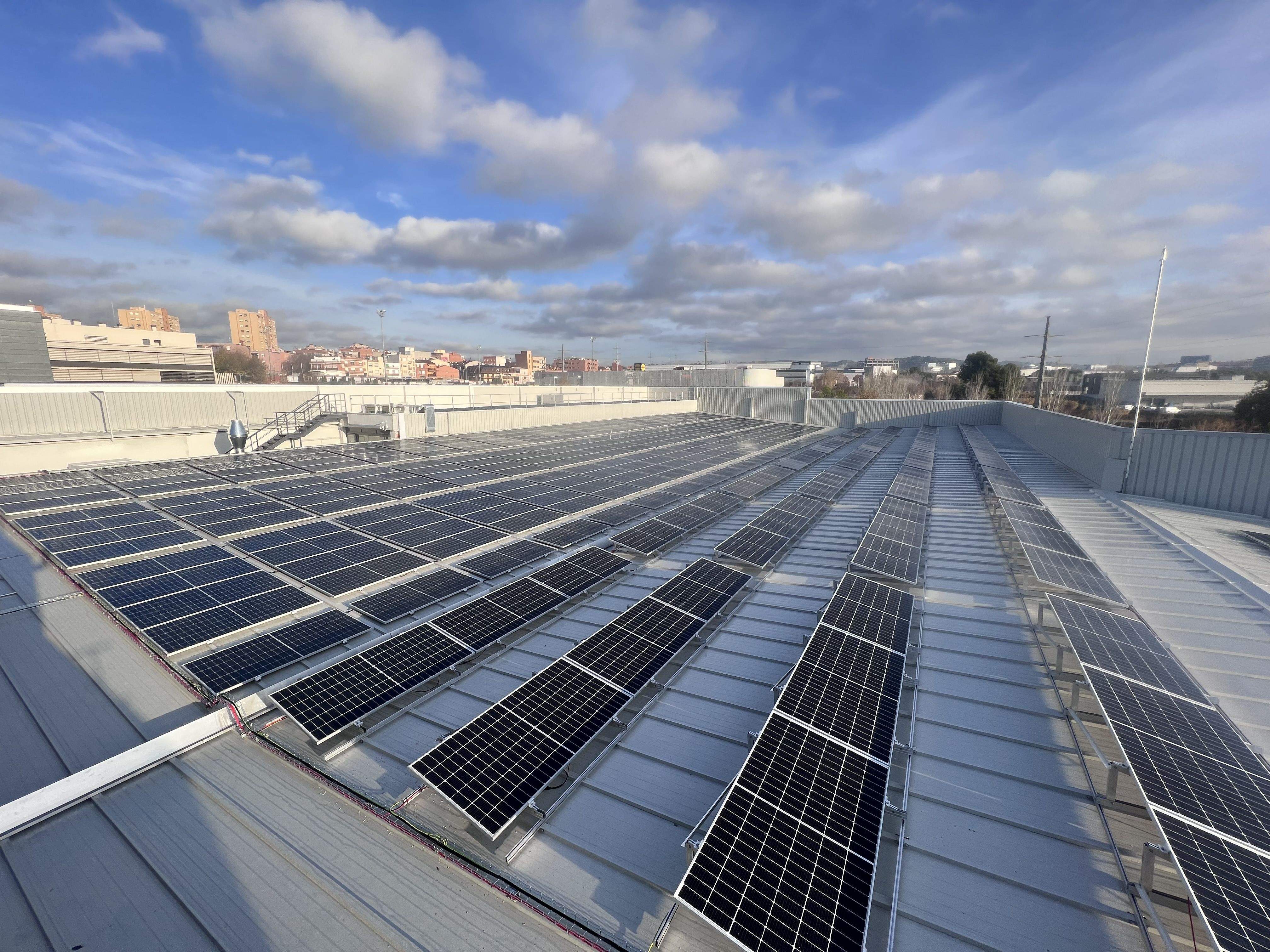 Coberta amb panells solars del Mercadona del carrer Marconi de Rubí. FOTO: Cedida Coberta amb panells solars del Mercadona del carrer Marconi de Rubí. FOTO: Cedida