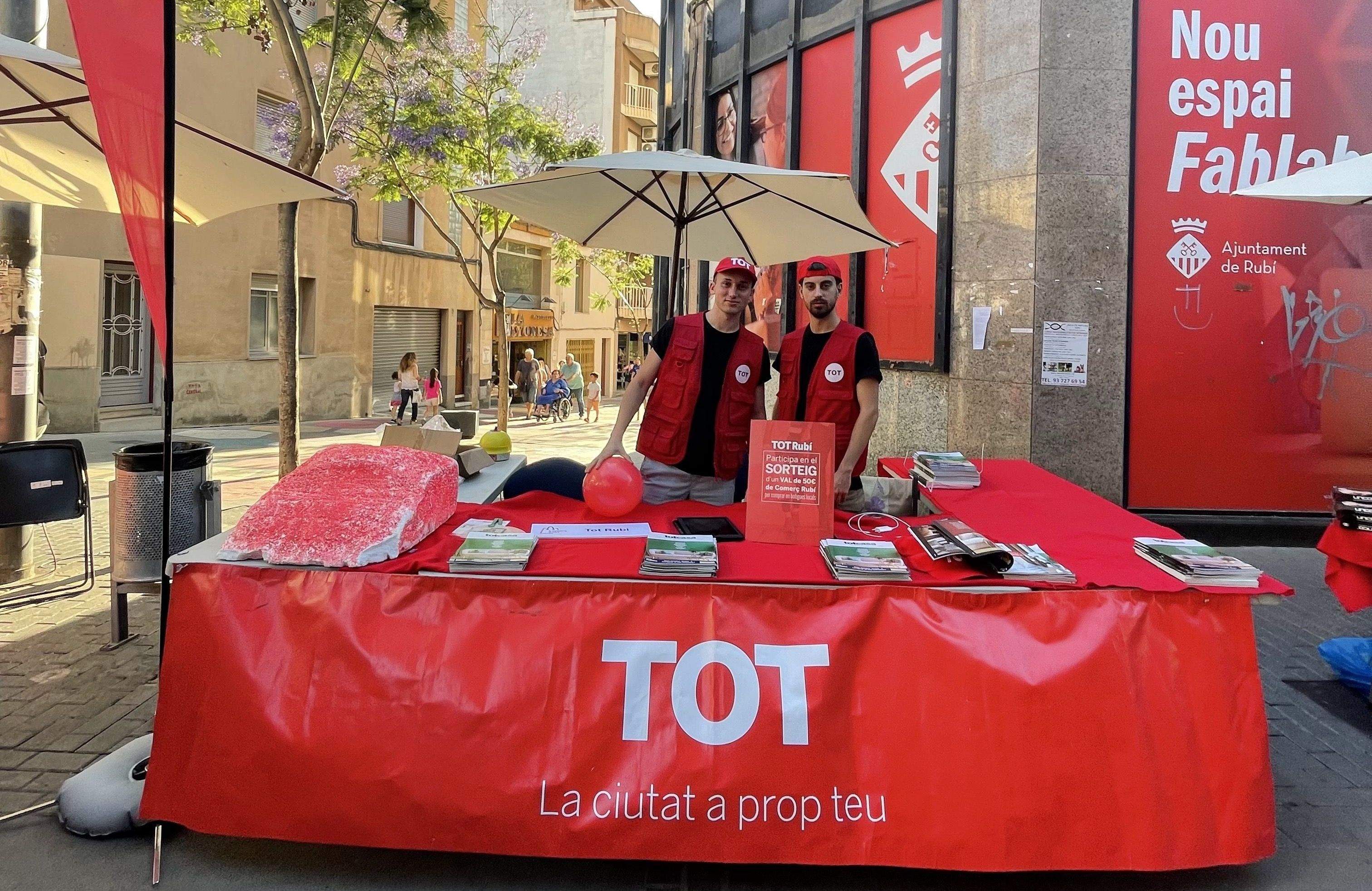Estand del TOT Rubí durant l'última edició de la 'Botiga al Carrer'. FOTO: Redacció Estand del TOT Rubí durant l'última edició de la 'Botiga al Carrer'. FOTO: Redacció