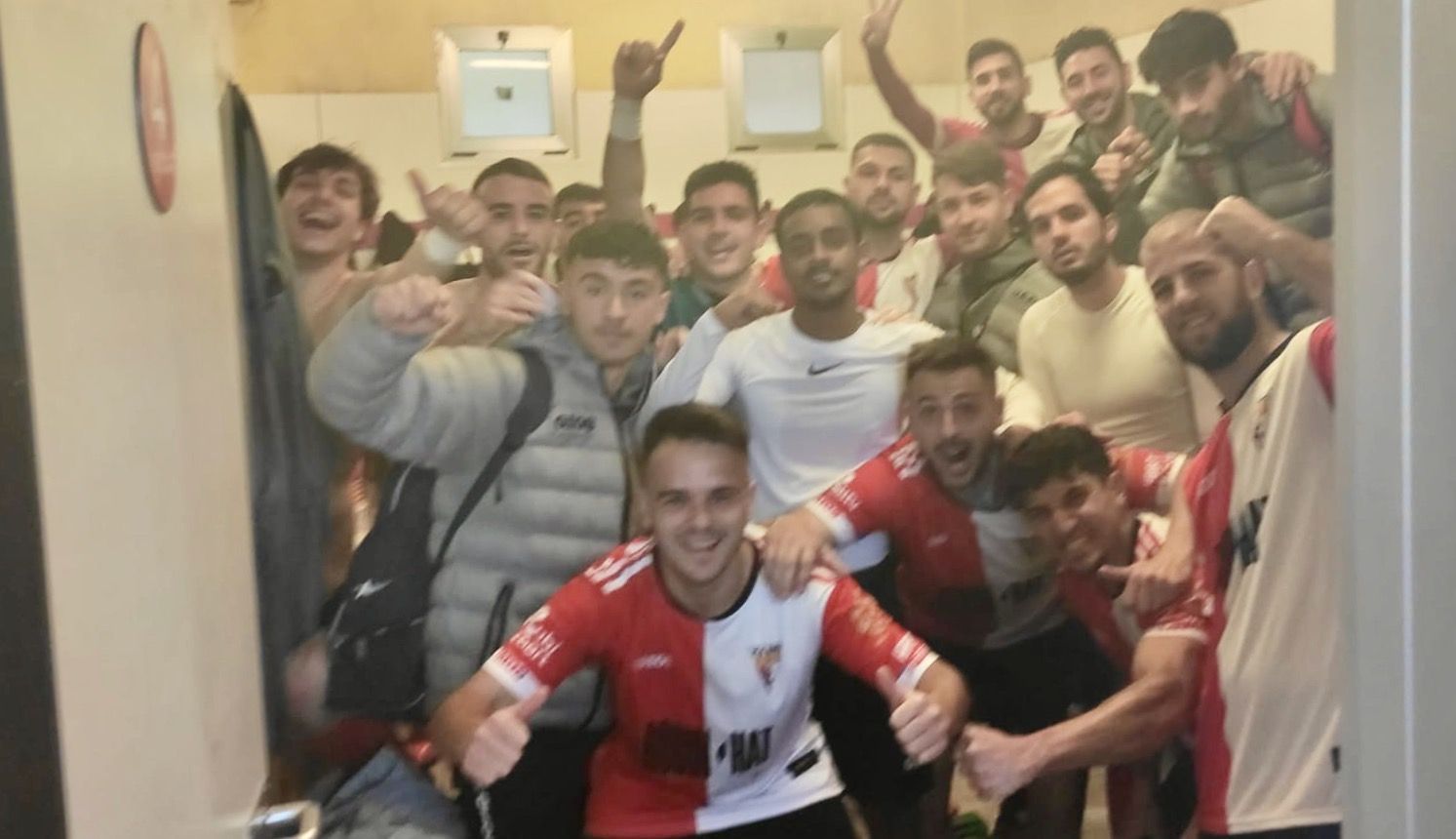 Els jugadors del Rubí celebrant la darrera victòria. FOTO: UE Rubí
