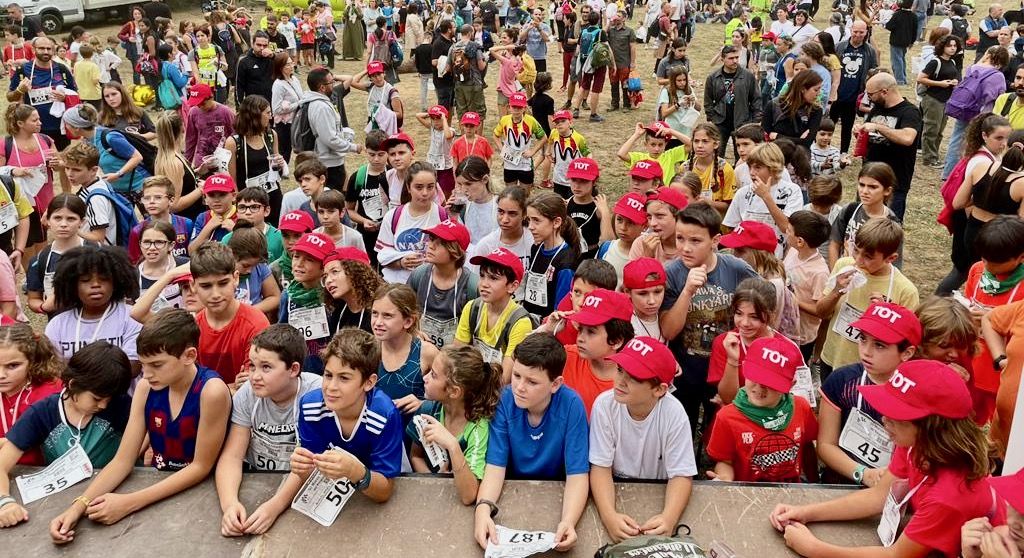 Infants amb la gorra del TOT Rubí a la Marxa Infantil de Regularitat de 2022. FOTO: Estela Luengo