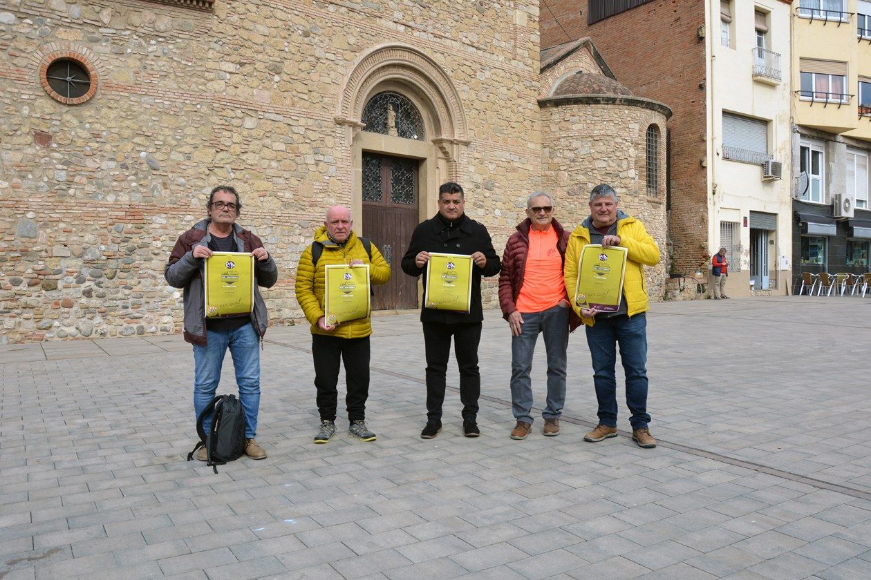 Els socis del CER i el regidor d’Esports, a la plaça Dr. Guardiet, el punt de sortida de la travessa. FOTO: Ajuntament de Rubí