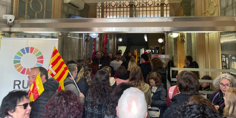 Treballadors de serveis socials dins l'edifici de l'Ajuntament conversen amb el regidor Moisés Rodríguez. FOTO: NHS Treballadors de serveis socials dins l'edifici de l'Ajuntament conversen amb el regidor Moisés Rodríguez. FOTO: NHS