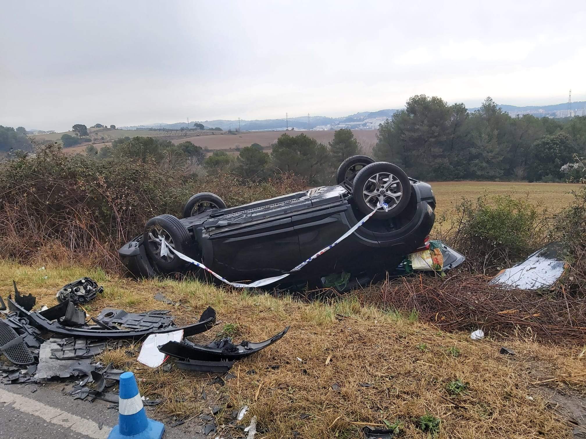 Un dels vehicles implicats va bolcar i aquest dilluns al matí encara es podia observar el vehicle sinistrat. FOTO: E. Luengo