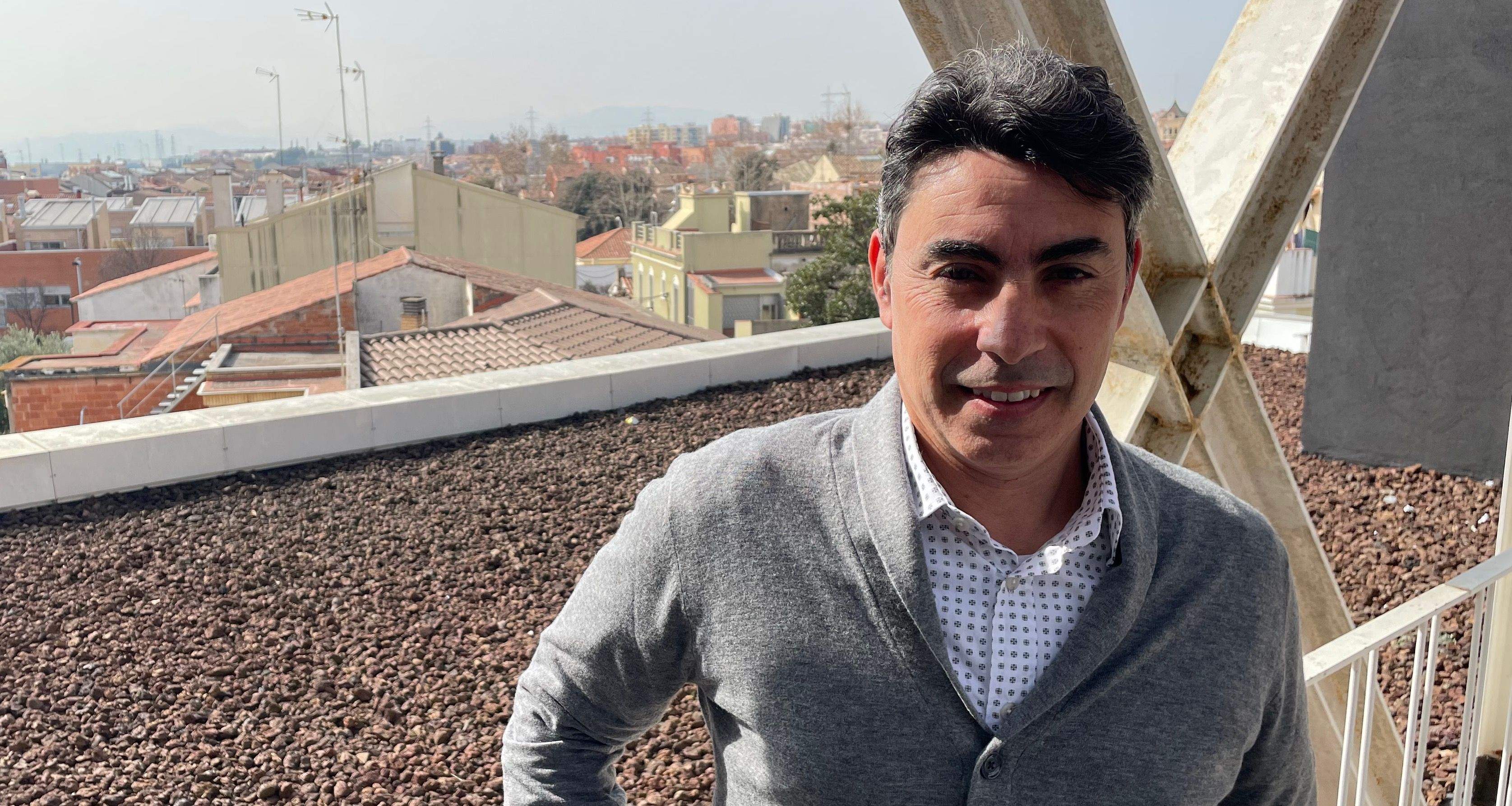 Juan José Giner, candidat a l'alcaldia pel Partit Popular de Rubí, a la terrassa de la Biblioteca Mestre Martí Tauler. FOTO: NHS Juan José Giner, candidat a l'alcaldia pel Partit Popular de Rubí, a la terrassa de la Biblioteca Mestre Martí Tauler. FOTO: NHS