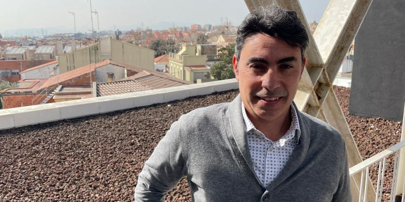 Juan José Giner, candidat a l'alcaldia pel Partit Popular de Rubí, a la terrassa de la Biblioteca Mestre Martí Tauler. FOTO: NHS