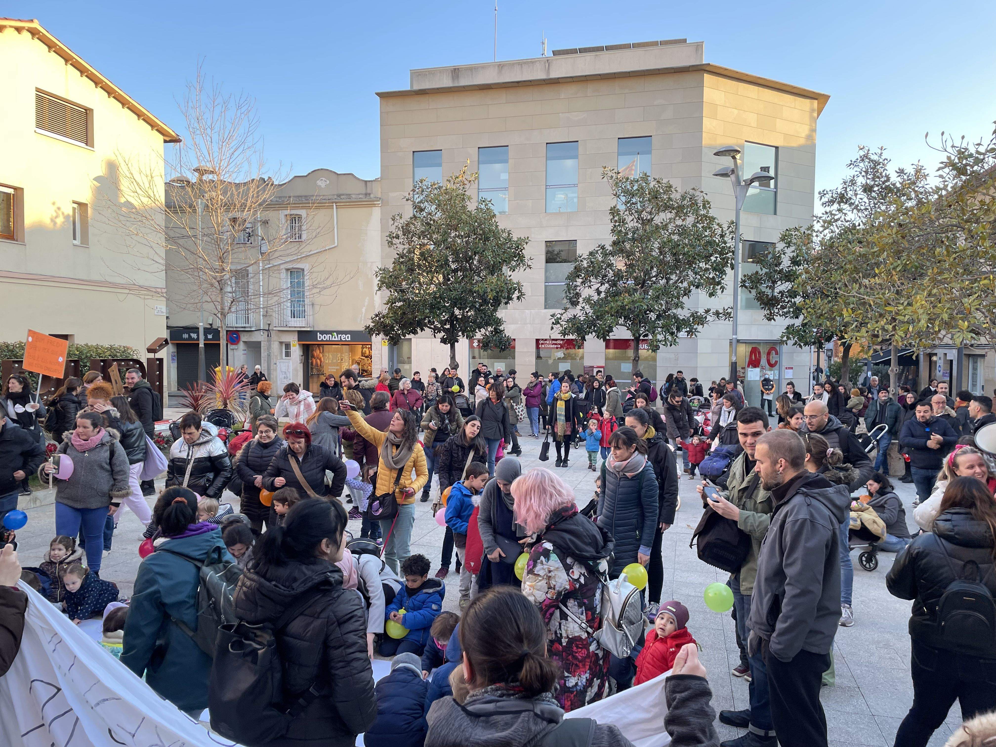 Concentració de la comunitat educativa de les escoles bressol Sol Solet i la Lluna a les portes del consistori de Rubí. FOTO: NHS