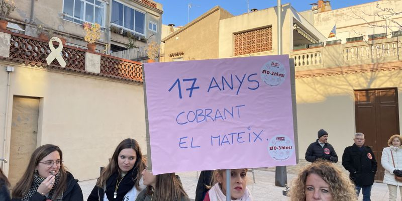 Una de les pancartes mostrades durant la concentració de les professionals i famílies de les dues escoles bressol municipals. FOTO: NHS