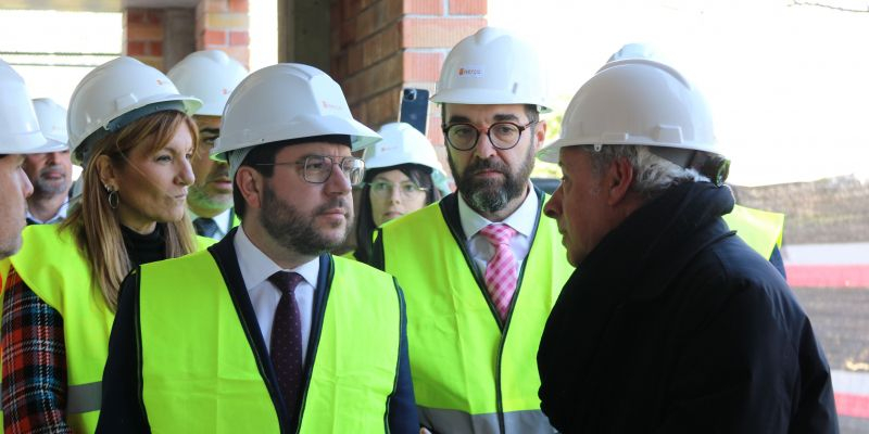 El president de la Generalitat, el conseller de Territori i l'alcaldessa de Rubí durant la visita a les obres. FOTO: ACN