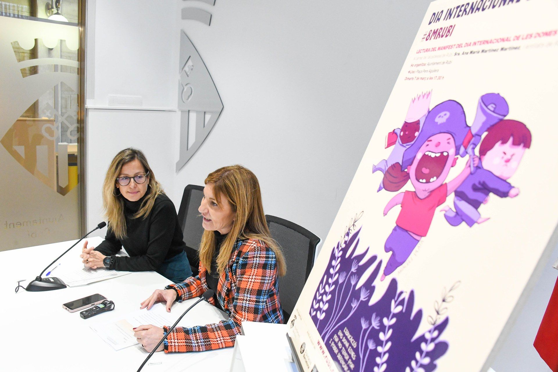 La regidora d'Igualtat i l'alcaldessa de Rubí amb el cartell del 8M. FOTO: Ajuntament de Rubí