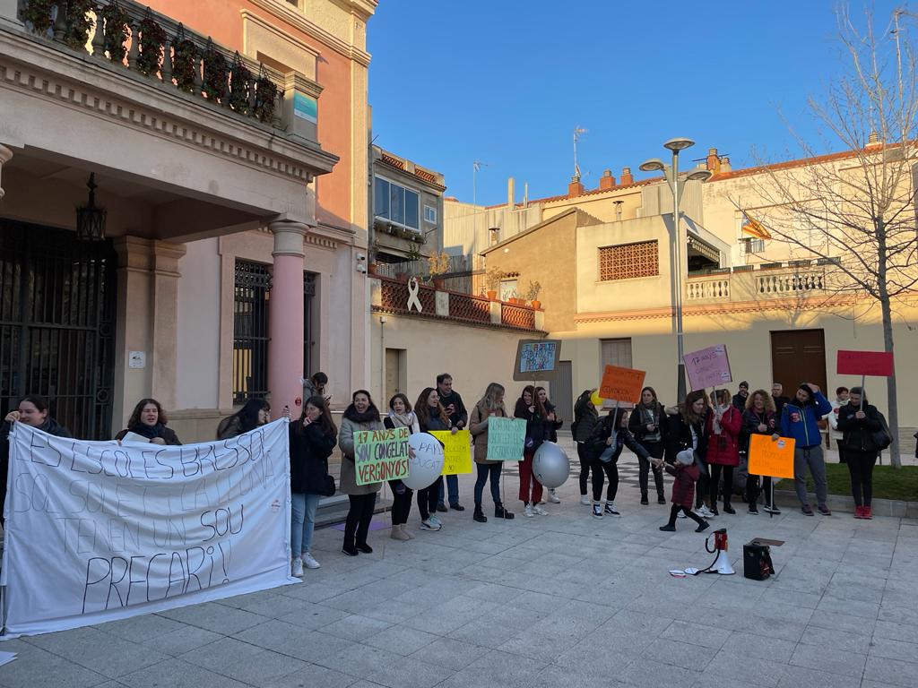 Una de les concentracions de treballadores i famílies de l'escola bressol Sol Solet i la Lluna. FOTO: NHS