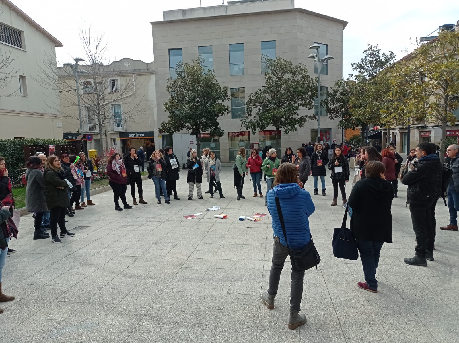 Treballadors de serveis socials de Rubí aquest dilluns a la plaça Pere Aguilera. FOTO: Cedida