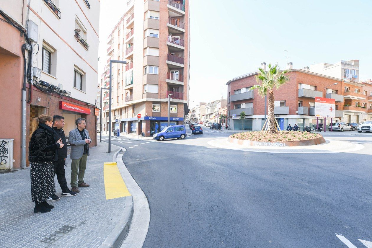 L’alcaldessa i els regidors, comprovant les obres de la rotonda del camí de Ca n’Oriol. FOTO: Ajuntament de Rubí – Localpres L’alcaldessa i els regidors, comprovant les obres de la rotonda del camí de Ca n’Oriol. FOTO: Ajuntament de Rubí – Localpres