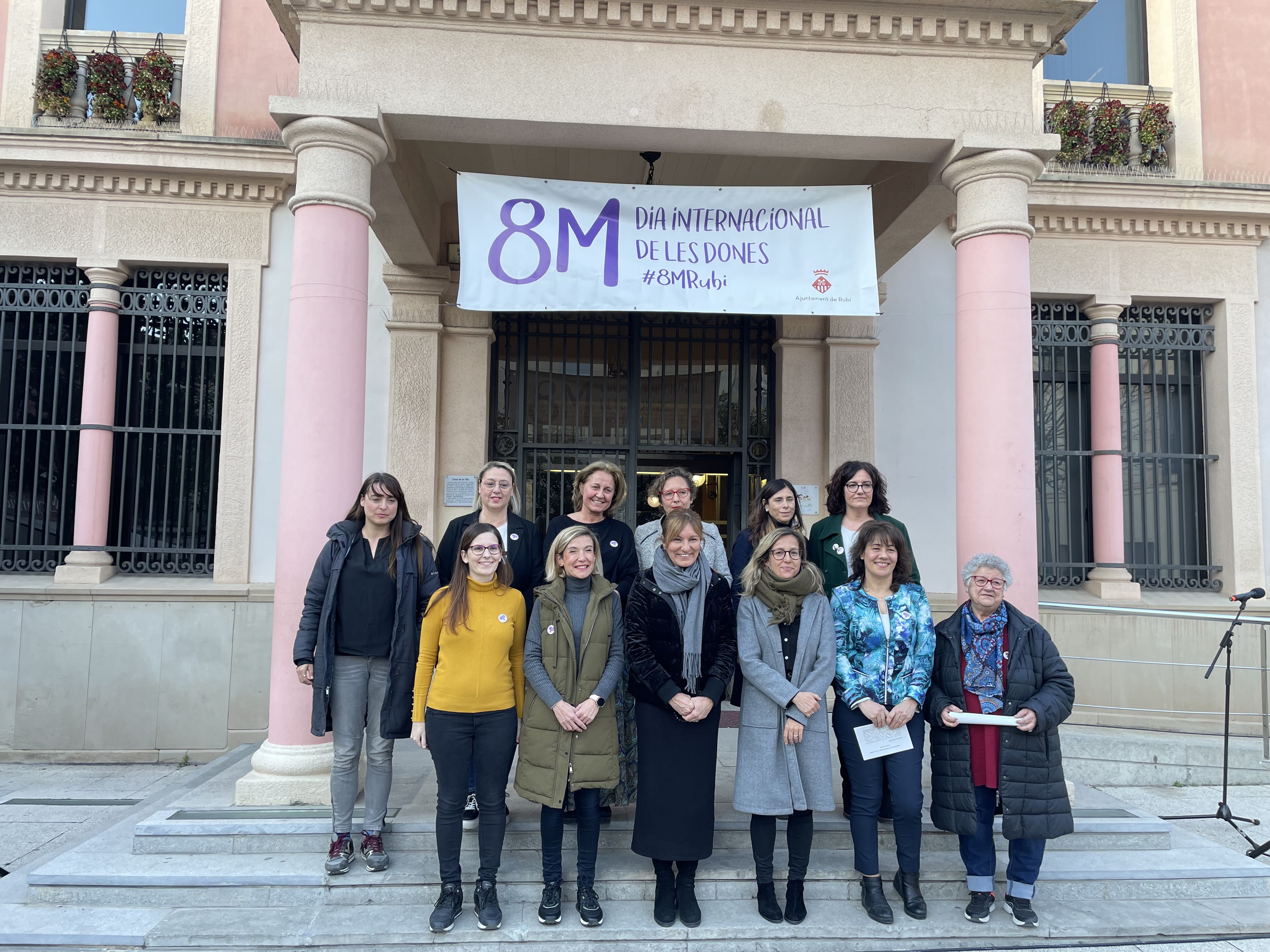 Les encarregades de llegir públicament el text amb motiu del 8M han estat vuit rubinenques. FOTO: NHS