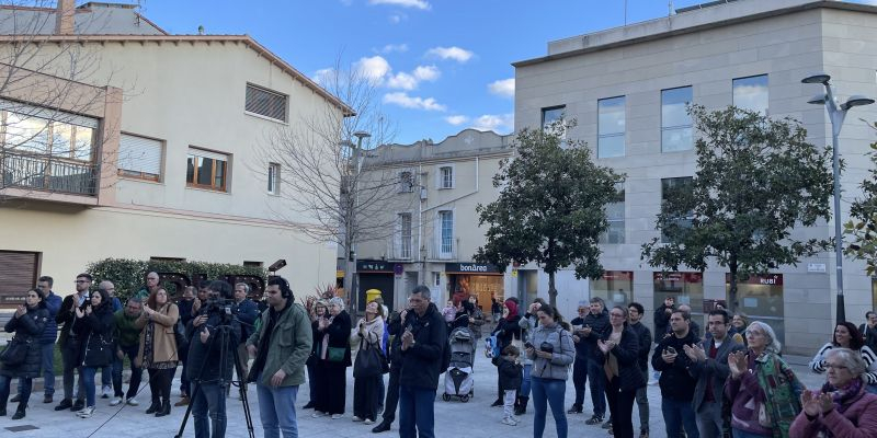 Concentració de persones a la plaça Pere Aguilera durant la lectura del manifest del 8M. FOTO: NHS