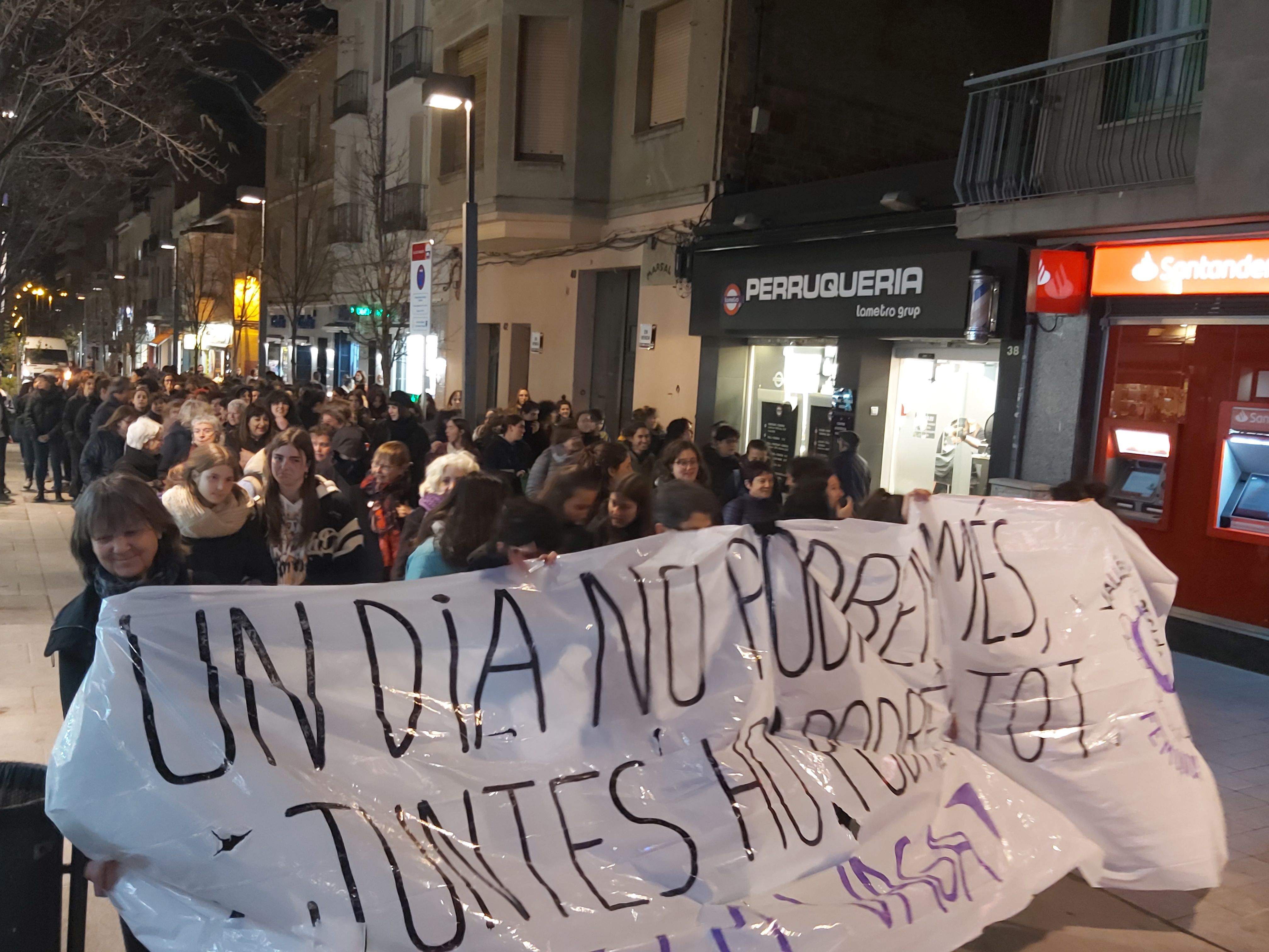 Les notícies més destacades de la setmana a Rubí. Manifestants a l'illa de vianants. FOTO: Estela Luengo