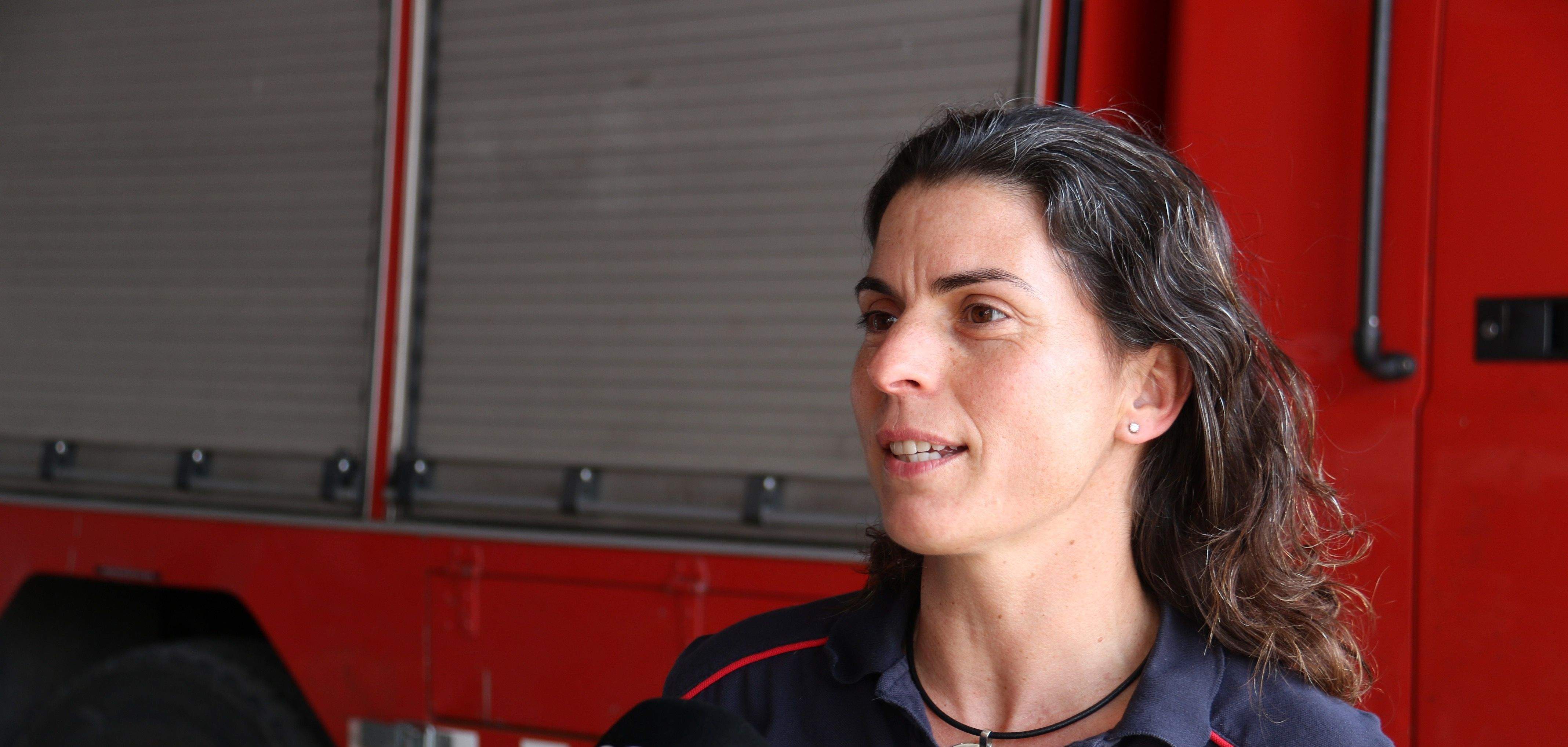 La bombera Genciana Mesenes al parc de Bombers de Rubí. FOTO: Marta Vidal (ACN)