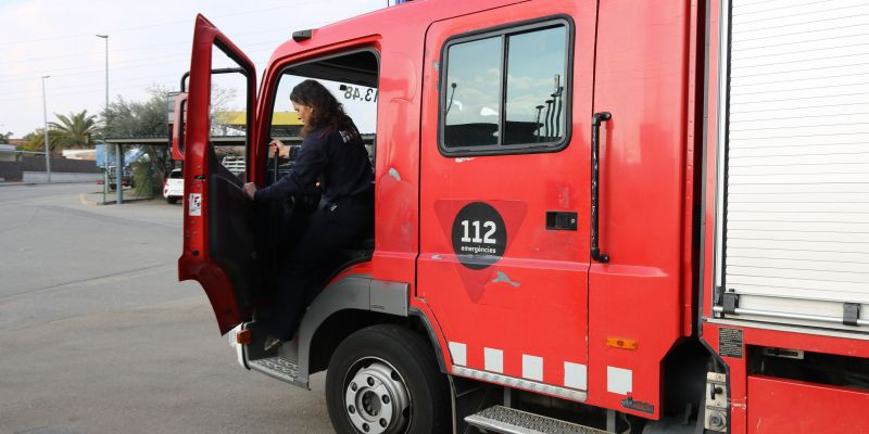 La bombera Genciana Mesenes baixant d'un camió dels Bombers al Parc de Rubí. FOTO: Clàudia Ramos (ACN) 