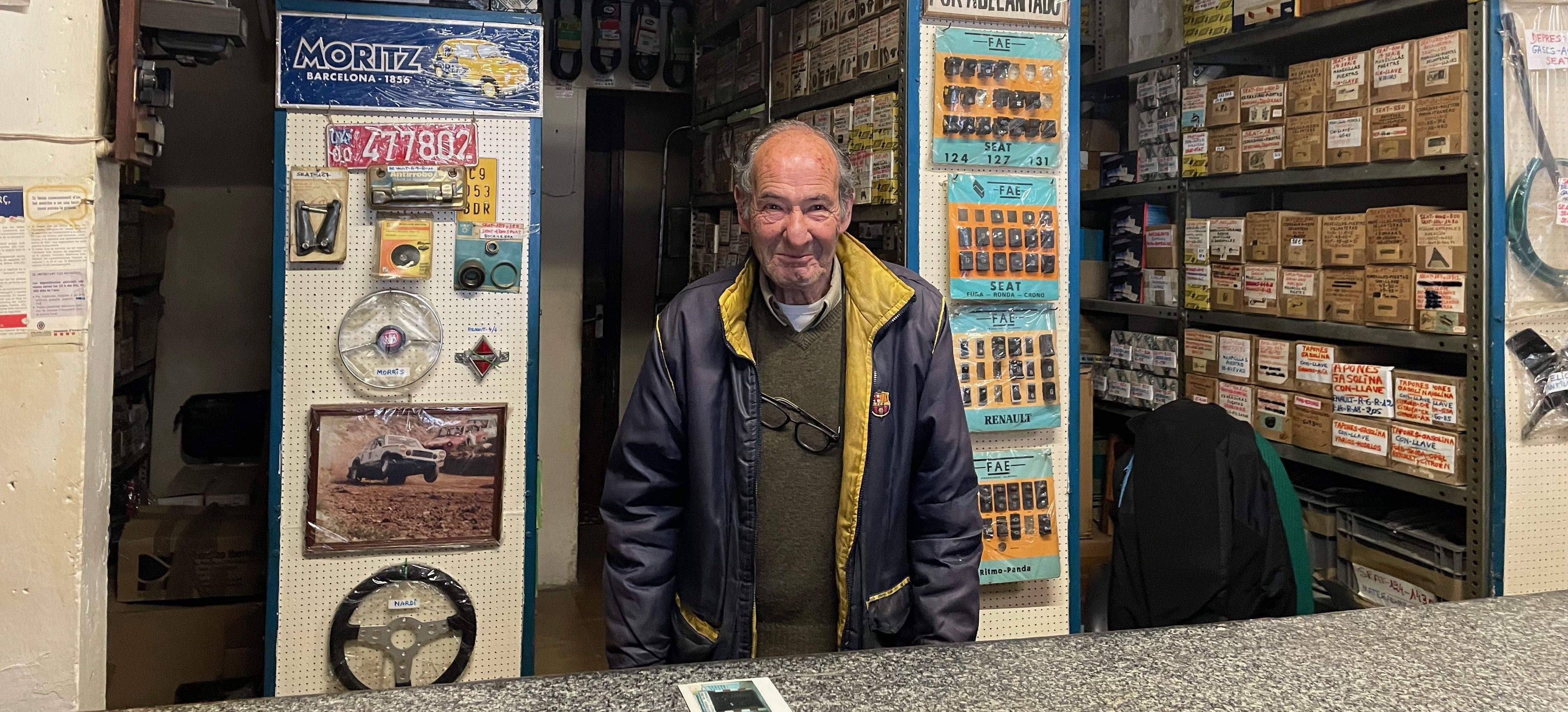 Enric Colomer Carandell darrere el taulell de Cal Llanas. FOTO: NHS