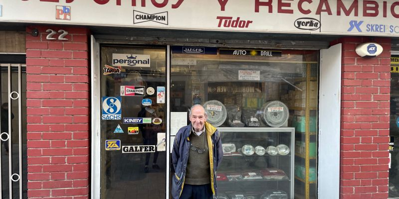 L'Enric Colomer davant la façana de la botiga de recanvis clàssics que ara porta el seu fill. FOTO: NHS L'Enric Colomer davant la façana de la botiga de recanvis clàssics que ara porta el seu fill. FOTO: NHS