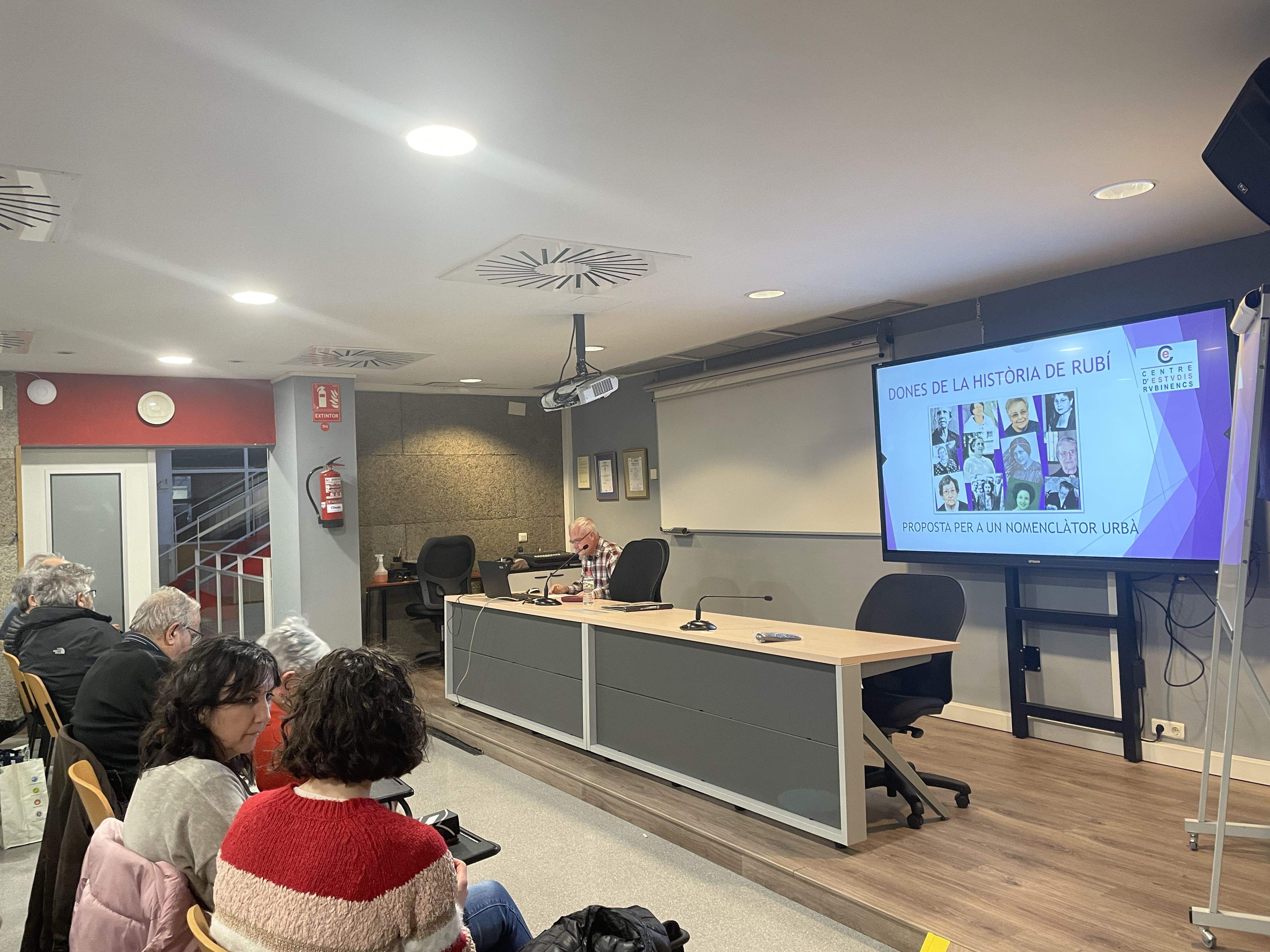 Jordi Vilalta durant la xerrada al Rubí Forma. FOTO: Estela Luengo