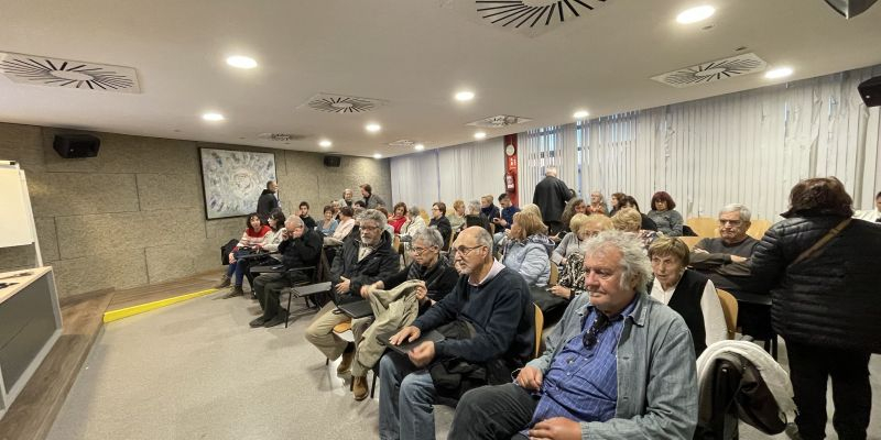 L'auditori del Rubí Forma abans de començar la xerrada. FOTO: Estela Luengo