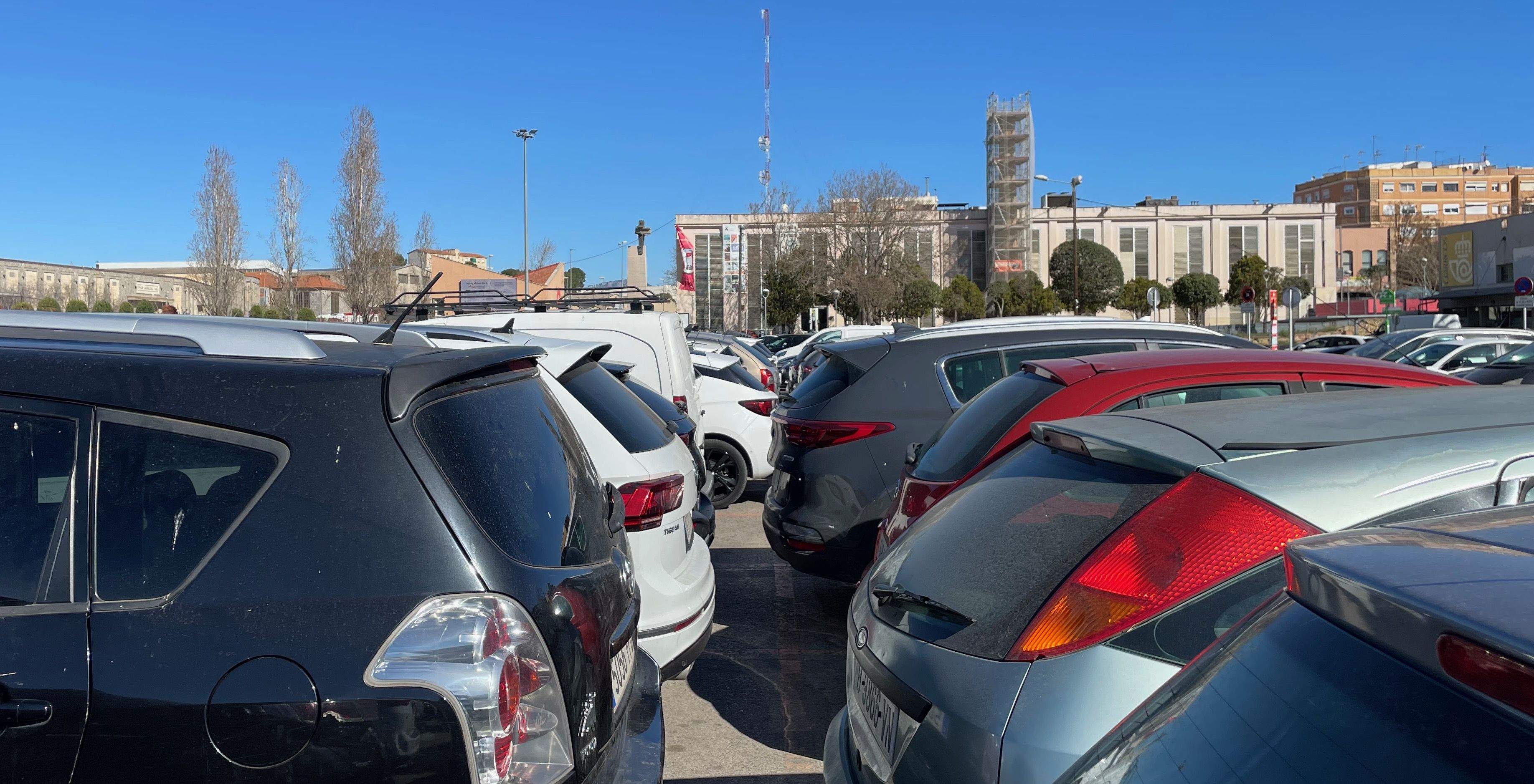 Cotxes aparcats a l'Escardívol. FOTO: NHS