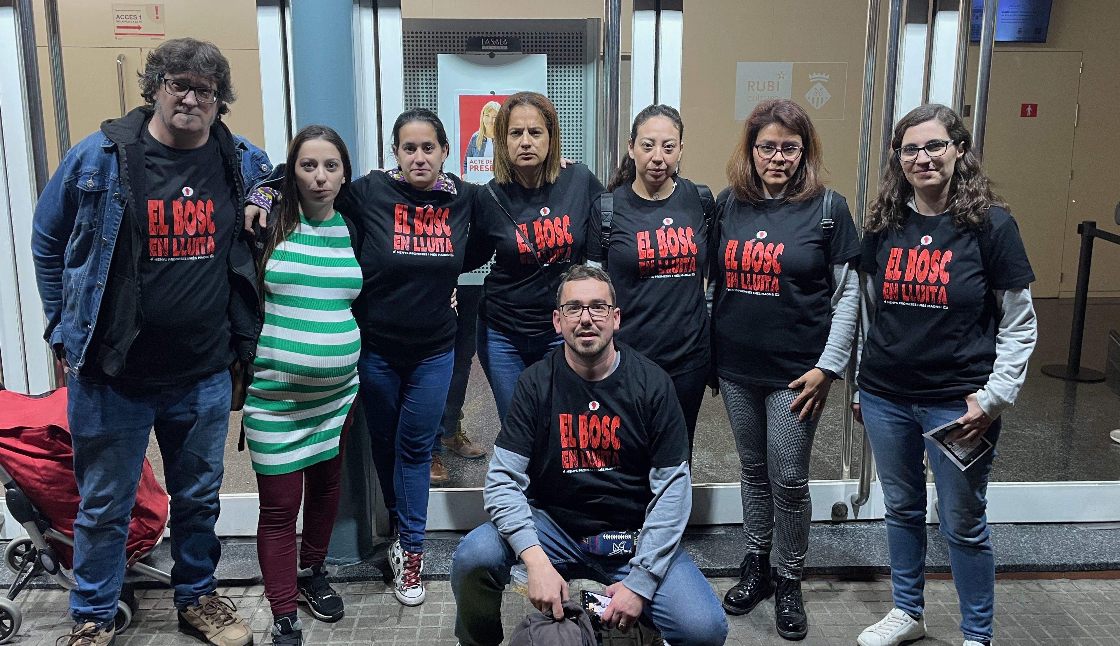 Famílies de l'escola del Bosc aquest dilluns a les portes del teatre municipal La Sala. FOTO: NHS