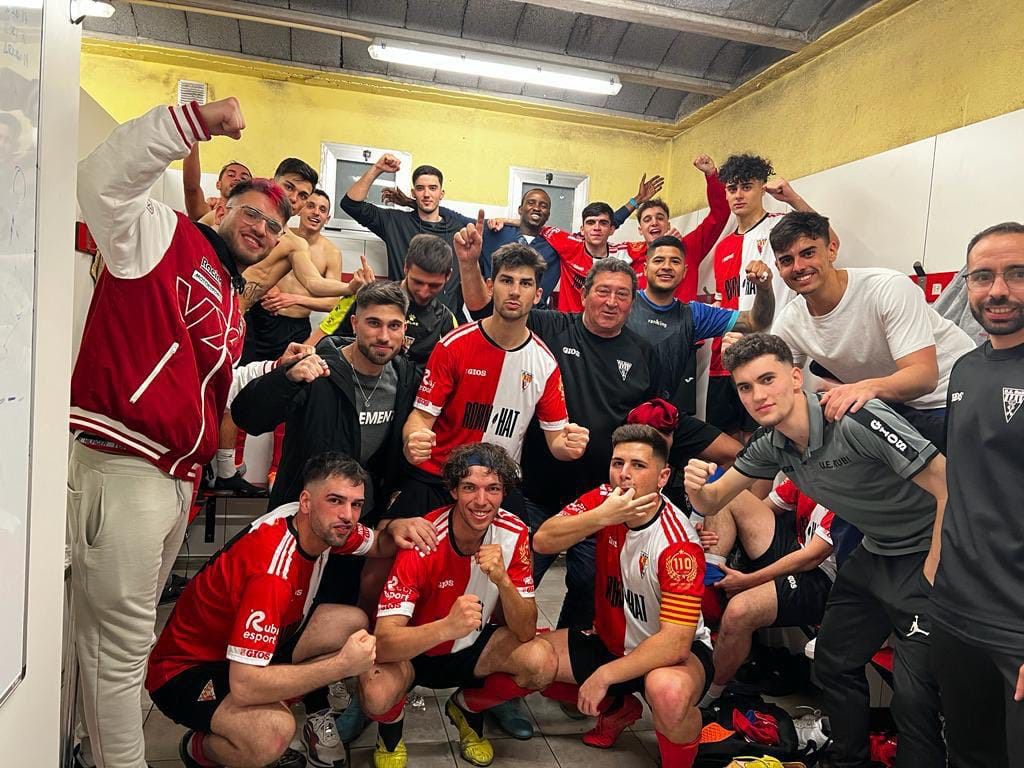 El filial de la UE Rubí celebra la seva segona victòria consecutiva. FOTO: Cedida El filial de la UE Rubí celebra la seva segona victòria consecutiva. FOTO: Cedida