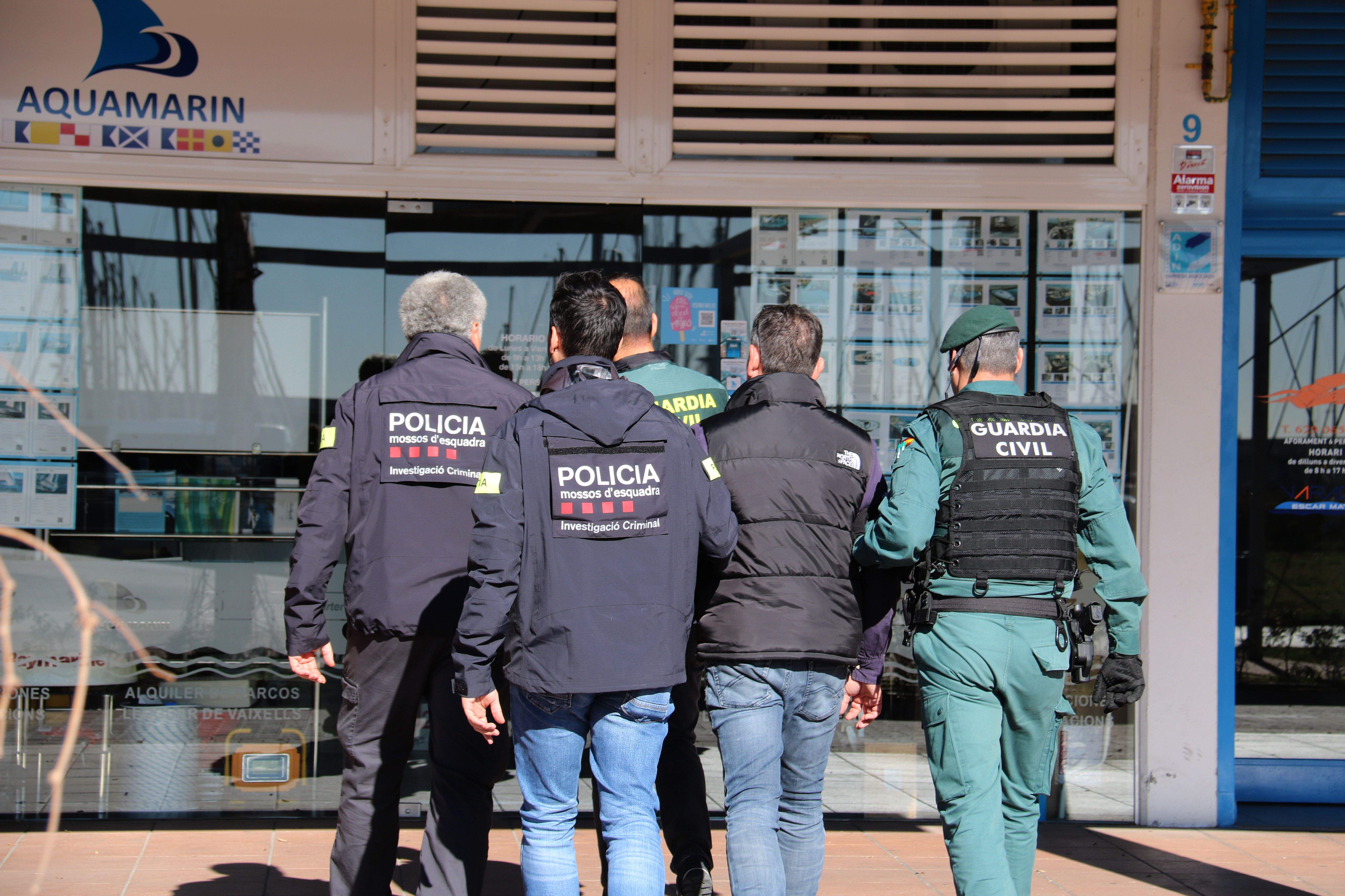 Un dels detinguts en l'operatiu de Guàrdia Civil i Mossos d'Esquadra a l’àrea metropolitana contra un grup que introduïa haixix amb llanxes. FOTO: Marta Vidal/ACN