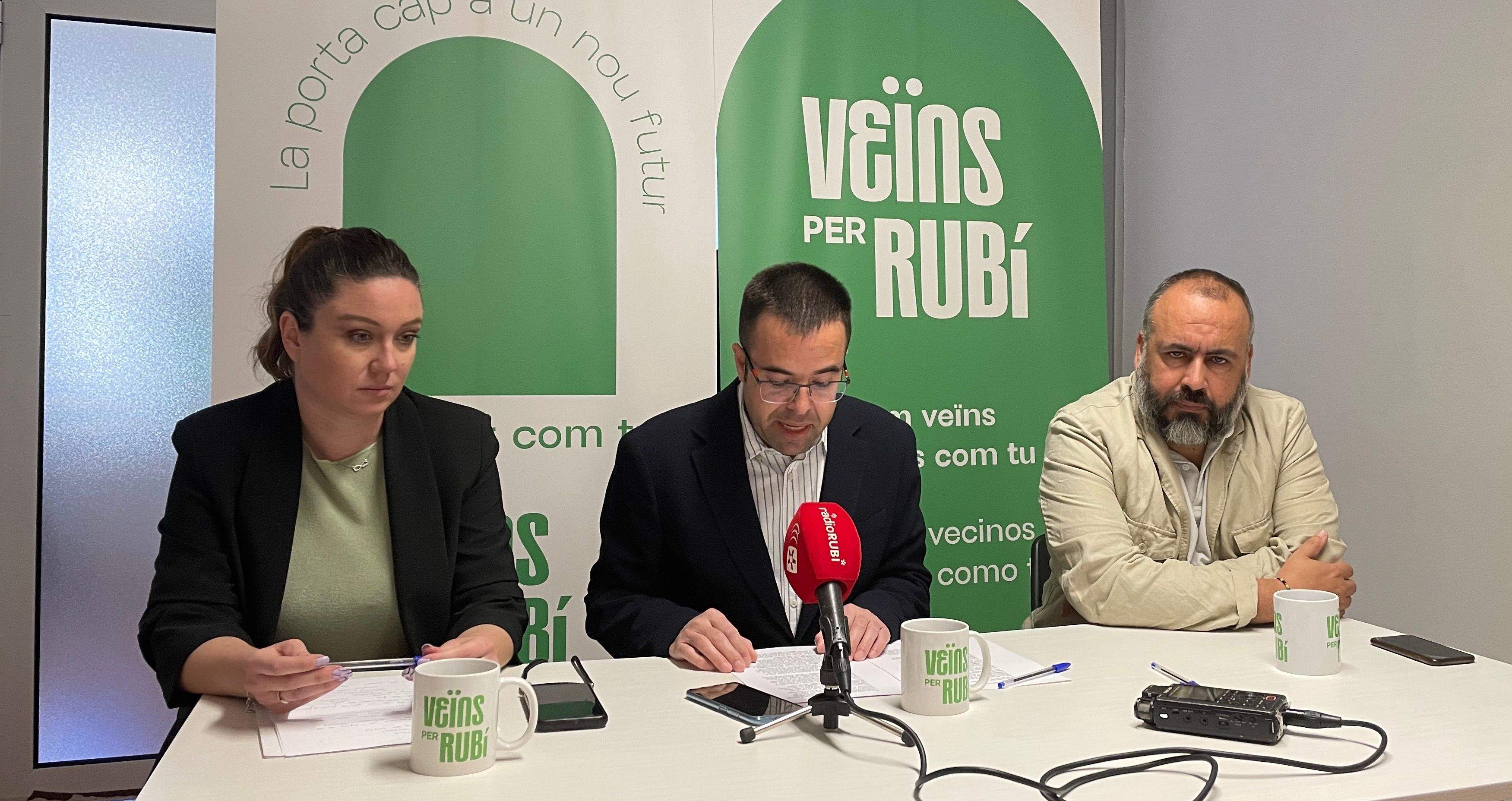 Toni García, portaveu de Veïns per Rubí, flanquejat per Sonia Gómez i el seu advocat, Raúl G. Barroso. FOTO: NHS