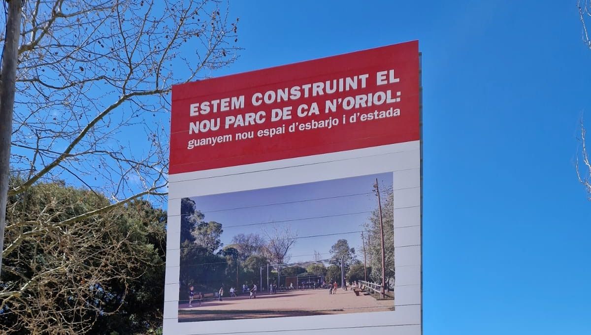 Cartell on s'anuncien actuacions de millora al parc de Ca n'Oriol. FOTO: Ràdio Rubí