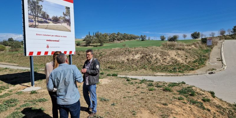 L'alcaldessa de Rubí, el regidor de Medi Ambient i el de Mobilitat, prop de la zona de la bombonera, on hi ha asfalt. FOTO: Ràdio Rubí