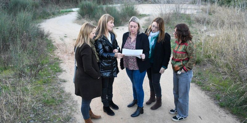 Ana María Martínez, Ànnia García i membres del GAER. FOTO: Ajuntament de Rubí – Localpres